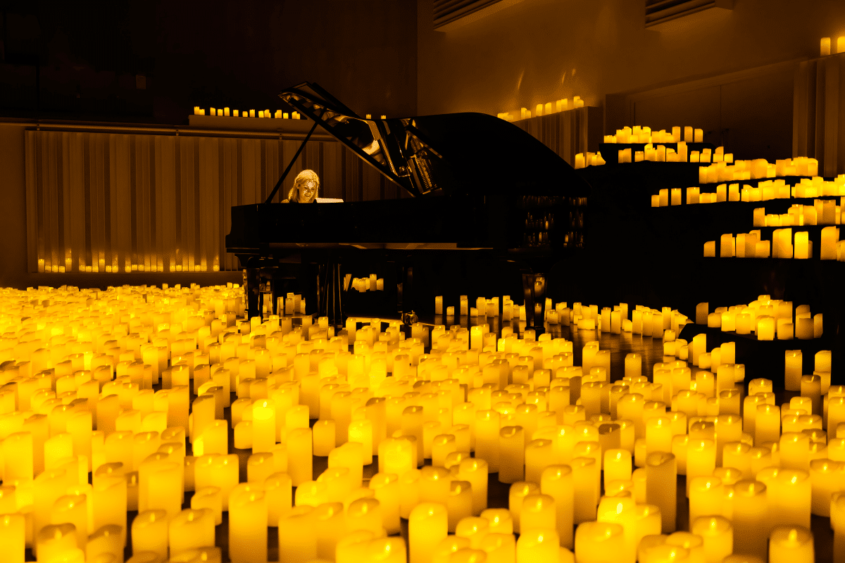 Un pianiste jouant à la lumière des bougies