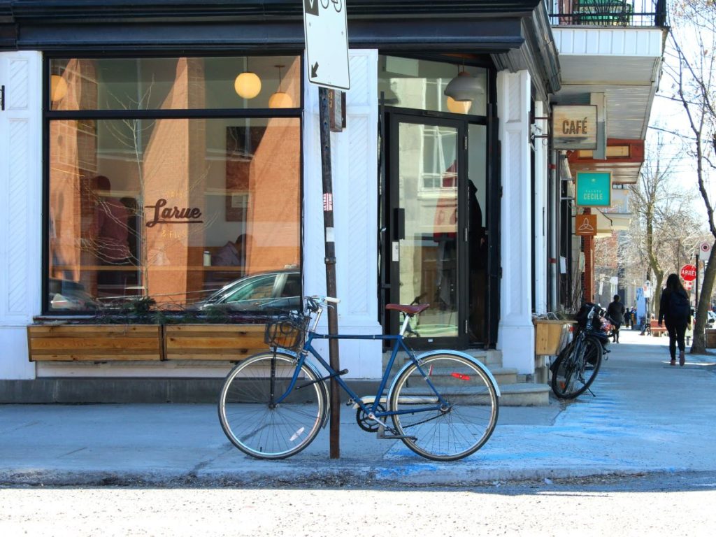 Rue du quartier de Villeray avec un vélo attaché à un poteau 