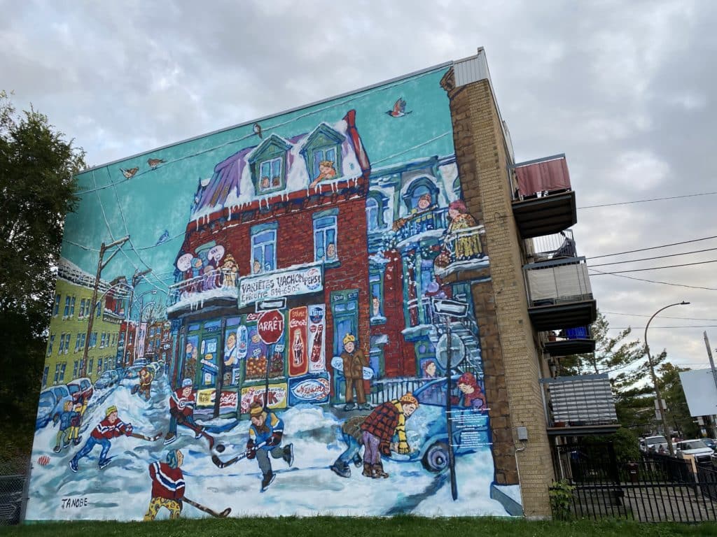 Art mural coloré sur un batiment du quartier Verdun à Montréal, à l'occasion du Festival MURAL