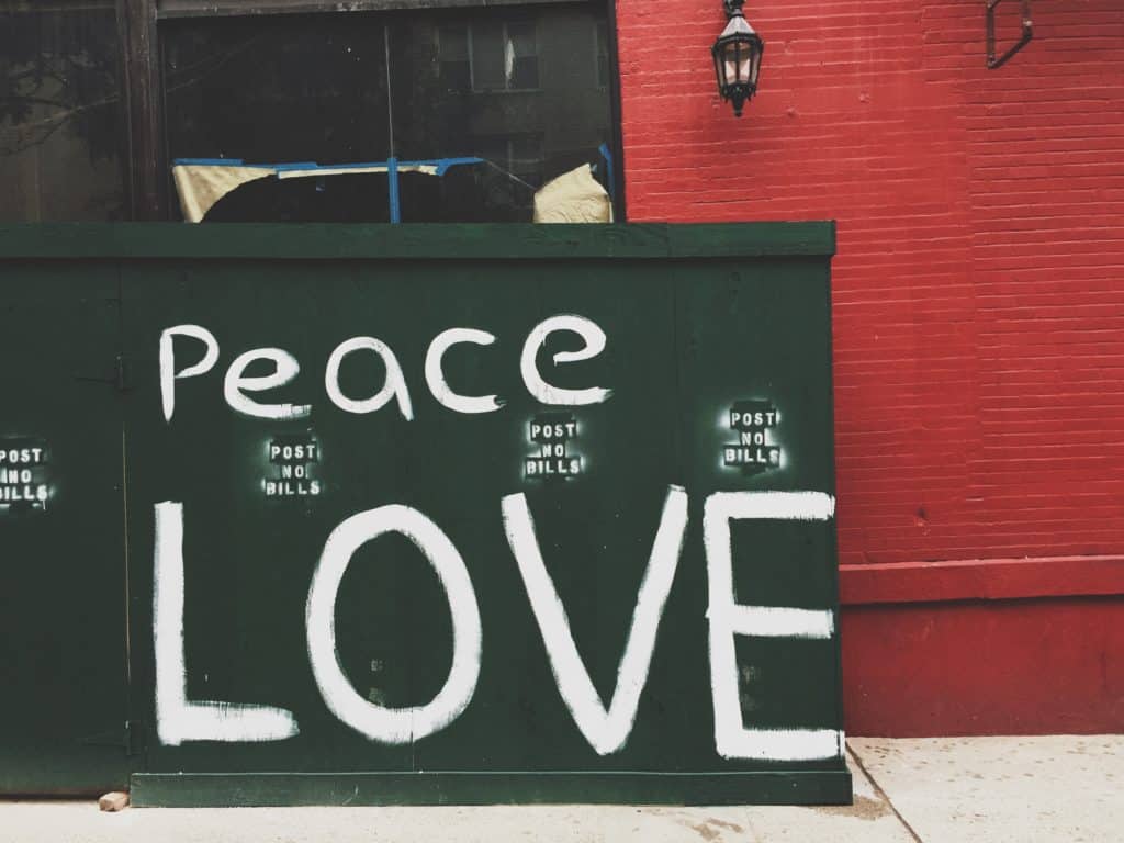 mur avec inscription Peace Love