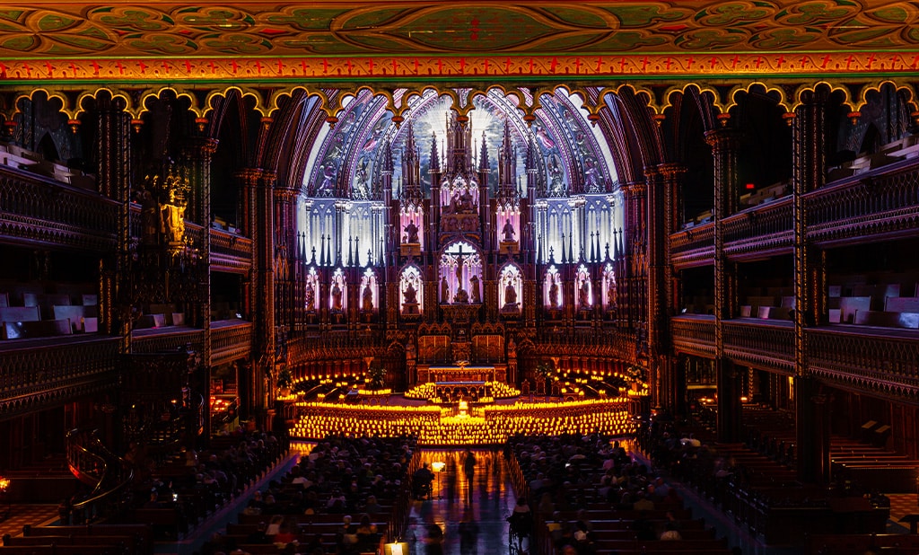 Photo de la basilique Notre-Dame de Montréal lors d'un concert Candlelight rempli de bougies