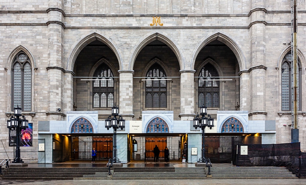 Photo de l'entrée de la basilique Notre-Dame de Montréal et de ses portes de jour