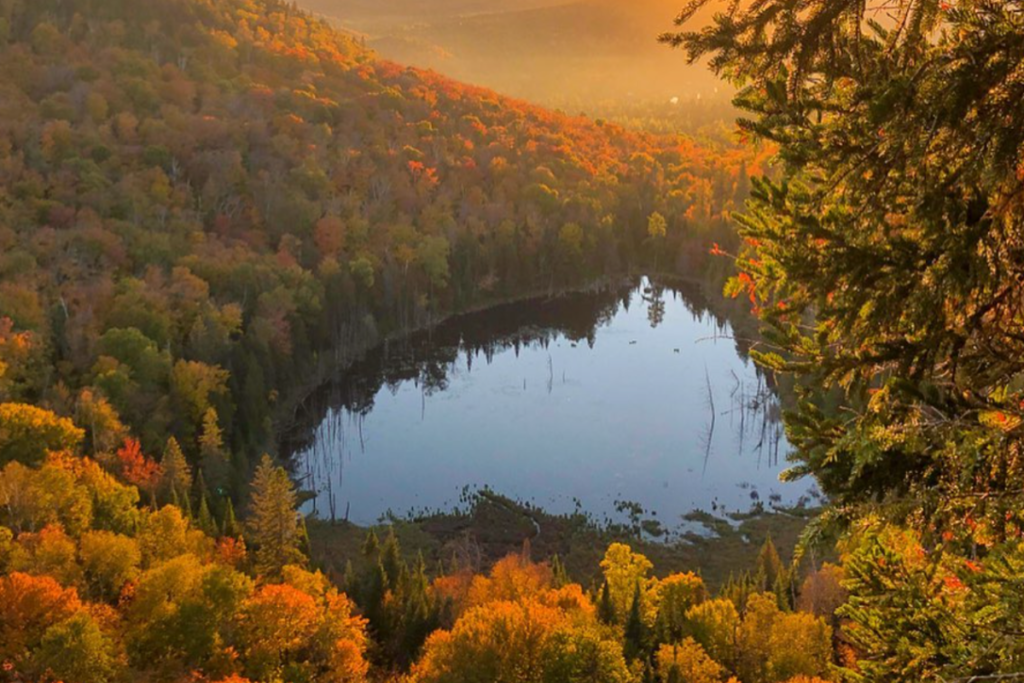 Voici la plus belle randonnée avec un lac en forme de cœur à faire en automne à moins de 2h de Montréal