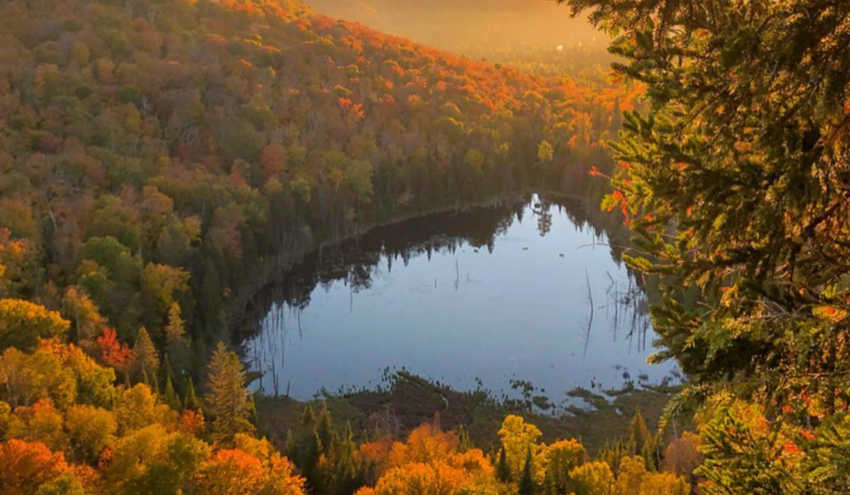 Voici la plus belle randonnée avec un lac en forme de cœur à faire en automne à moins de 2h de Montréal