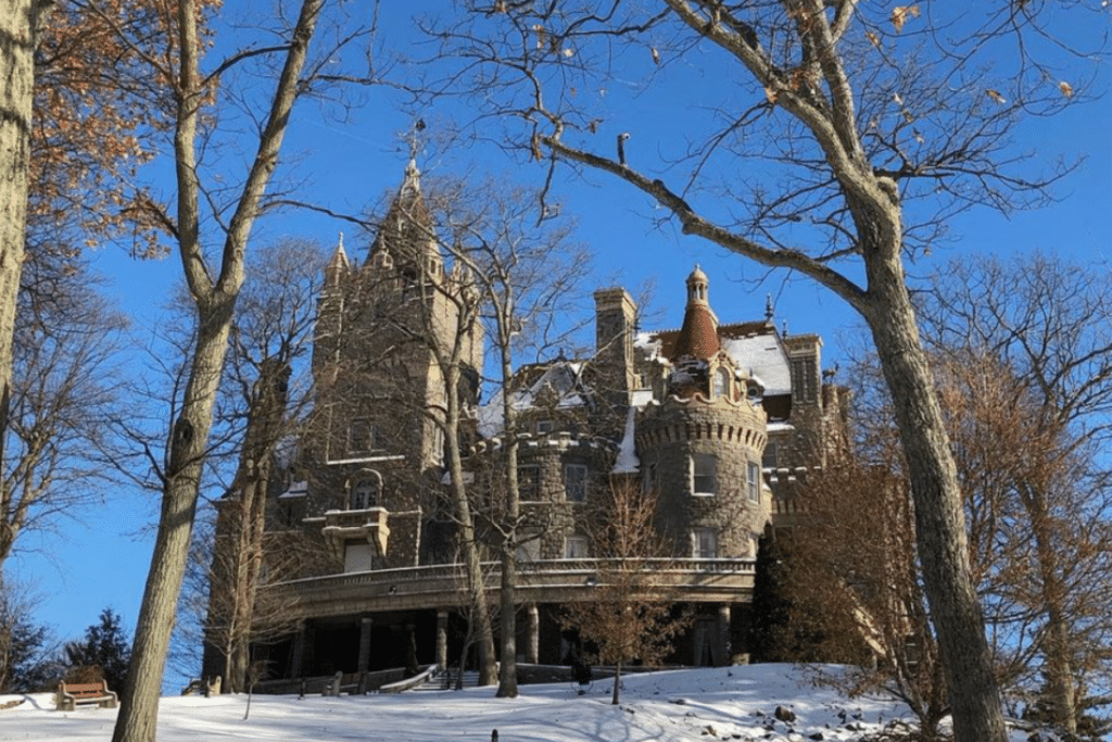 Voici le château peu connu à 2h de Montréal à visiter cet hiver pour une escapade féerique